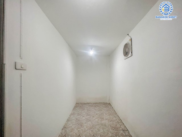 ทาวน์เฮ้าส์มือสองย่านนนทบุรี ม.ทอฝัน พิบูลย์สงคราม เนื้อที่ 19.2 ตร.ว. ฟังก์ชัน 3 ห้องนอน 2 ห้องน้ำ 1 ที่จอดรถ แถมฟรี! 2 เครื่องปรับอากาศ 1 เครื่องทำน้ำอุ่น บนทำเลเดินทางสะดวก เชื่อมต่อหลายเส้นทาง ใกล้จุดขึ้นทางด่วน "พระราม7" และรถไฟฟ้าสายสีม่วง "สถานีแยกติวานนท์"